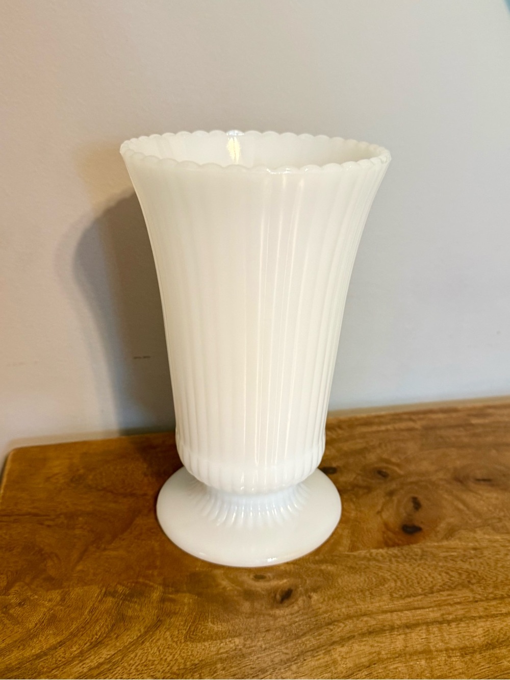 Vintage E.O. Brody Co Ribbed Milk Glass Vase M5000 Made in Cleveland Ohio USA